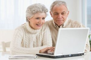 enior couples with laptop